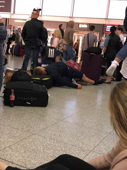 Zeci de moldoveni, pasageri ai cursei Londra-Chisinau, asteapta mai bine de 18 ore sa zboare spre casa: "E catastrofa ce se intampla. Familii cu copii mici au dormit pe genti in sala de asteptare". Ce spun cei de la AirMoldova - GALERIE FOTO