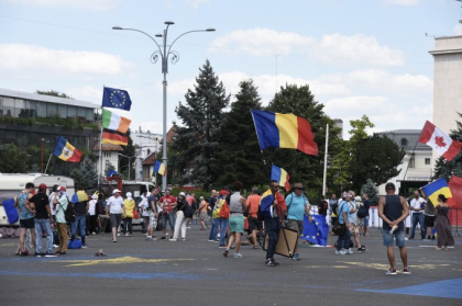 Proteste in Romania, ziua 2. 30.000 de oameni au manifestat pasnic si le-au daruit trandafiri albi jandarmilor - VIDEO Proteste in Romania, ziua 2. 30.000 de oameni au manifestat pasnic si le-au daruit trandafiri albi jandarmilor - VIDEO