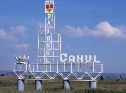 Tragedie intr-o localitate din raionul Cahul. O fetita de 3 ani s-a stins la spital, dupa ce a cazut din tractorul condus de tatal ei Tragedie intr-o localitate din raionul Cahul. O fetita de 3 ani s-a stins la spital, dupa ce a cazut din tractorul condus de tatal ei
