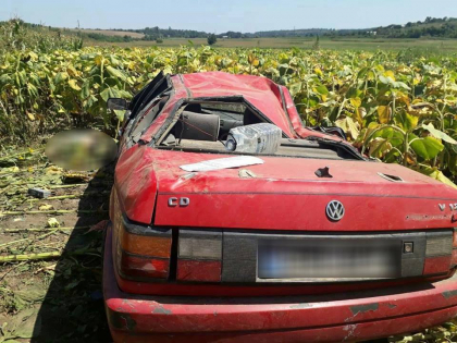 Un barbat de 39 de ani a decedat, dupa ce masina pe care o conducea a derapat de pe sosea si a ajuns intr-un camp. Accidentul s-a produs in satul Merenii Noi Un barbat de 39 de ani a decedat, dupa ce masina pe care o conducea a derapat de pe sosea si a ajuns intr-un camp. Accidentul s-a produs in satul Merenii Noi