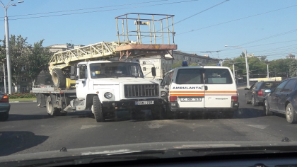 Accident in sectorul Botanica al capitalei. O autospeciala s-a ciocnit cu  o ambulanta - FOTO