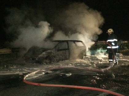 Ghinion pentru o familie de moldoveni care se intorcea din vacanta. Automobil in care se aflau a fost cuprins de flacari. Cele 5 persoane, printre care un copil de 1 an, au reusit sa iasa la timp. Masina, distrusa complet - FOTO Ghinion pentru o familie de moldoveni care se intorcea din vacanta. Automobil in care se aflau a fost cuprins de flacari. Cele 5 persoane, printre care un copil de 1 an, au reusit sa iasa la timp. Masina, distrusa complet - FOTO