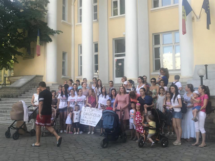 "Stop diagnozelor false". Mai multe femei cu copii mici protesteaza in fata Ministerului Sanatatii, Muncii si Protectiei Sociale - GALERIE FOTO "Stop diagnozelor false". Mai multe femei cu copii mici protesteaza in fata Ministerului Sanatatii, Muncii si Protectiei Sociale - GALERIE FOTO