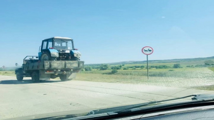 Platforma auto in stil moldovenesc sau consecintele scumpirii carburantilor. Cum a fost surprins un camion, transportand un tractor pe soseaua Balti-Chisinau - FOTO Platforma auto in stil moldovenesc sau consecintele scumpirii carburantilor. Cum a fost surprins un camion, transportand un tractor pe soseaua Balti-Chisinau - FOTO