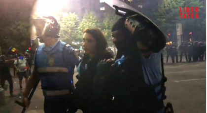 Ce le-a strigat femeia jandarm colegilor, dupa ce au scos-o dintre agresori - VIDEO Ce le-a strigat femeia jandarm colegilor, dupa ce au scos-o dintre agresori - VIDEO