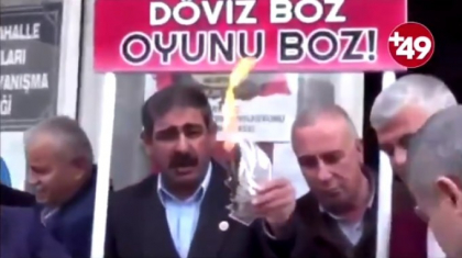 Cum protesteaza turcii dupa ce lira turceasca s-a prabusit din cauza tensiunilor cu SUA Cum protesteaza turcii dupa ce lira turceasca s-a prabusit din cauza tensiunilor cu SUA