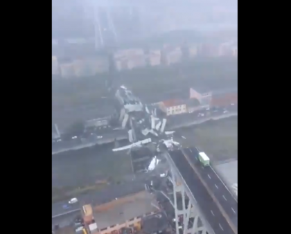 Imagini surprinse din elicopter dupa tragedia din Genova. Bucati din pod, cazute peste blocuri - VIDEO