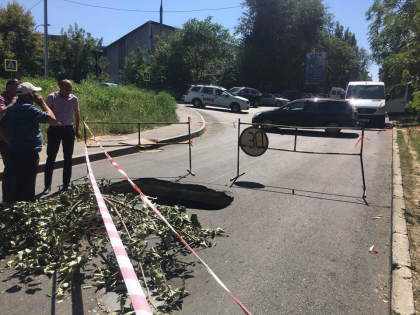 O gaura imensa a aparut pe o strada din capitala. Vezi unde este si ce spun autoritatile - GALERIE FOTO