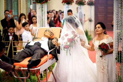 Un tata bolnav de cancer in faza terminala si-a implinit ultima dorinta: Si-a condus fiica la altar - GALERIE FOTO