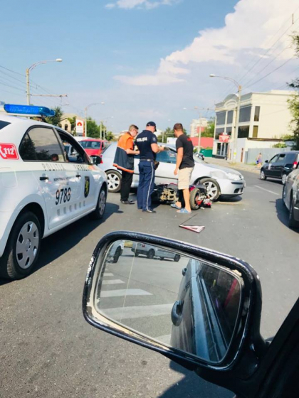 O motocicleta s-a ciocnit violent cu un automobil pe o strada din capitala. Politia si ambulanta, la fata locului - GALERIE FOTO