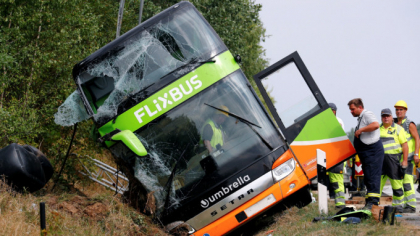 Un autocar s-a rasturnat pe o autostrada germana. Sunt 22 de raniti Un autocar s-a rasturnat pe o autostrada germana. Sunt 22 de raniti