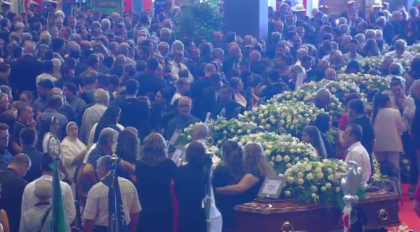 Victimele tragediei din Genova, conduse pe ultimul drum. Prima ipoteza legata de prabusirea podului Victimele tragediei din Genova, conduse pe ultimul drum. Prima ipoteza legata de prabusirea podului