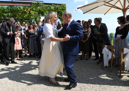 Momentul in care Vladimir Putin a dansat cu Karin Kneissl. Mesajul scris pe masina miresei - GALERIE FOTO Momentul in care Vladimir Putin a dansat cu Karin Kneissl. Mesajul scris pe masina miresei - GALERIE FOTO