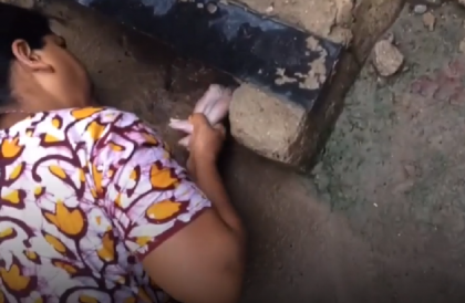 Momentul in care un bebelus este salvat de o localnica dintr-un canal, din India - VIDEO