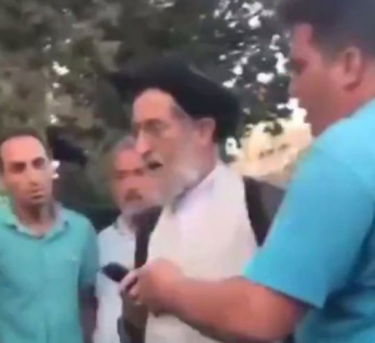Reactia unui cleric musulman, atunci cand o femeie isi da jos hijab-ul in fata lui - VIDEO