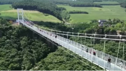 Inca un pod de sticla in China. Are 370 metri si traverseaza o prapastie ca in filme