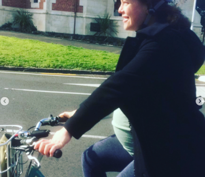 Ministrul care a pedalat pana la maternitate, pentru a aduce pe lume primul ei copil - FOTO