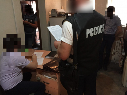 Perchezitii PCCOCS la mai multe firme din capitala intr-un dosar pornit pentru spalare de bani si evaziune fiscala. Patru persoane, retinute - GALERIE FOTO Perchezitii PCCOCS la mai multe firme din capitala intr-un dosar pornit pentru spalare de bani si evaziune fiscala. Patru persoane, retinute - GALERIE FOTO