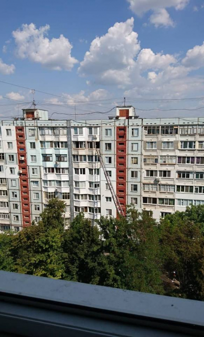 Incendiu in sectorul Ciocana al capitalei. Un apartament de pe strada Igor Vieru, cuprins de flacari. In locuinta se afla un barbat impreuna cu nepotelul sau. Doua autospeciale si o ambulanta, la fata locului - GALERIE FOTO Incendiu in sectorul Ciocana al capitalei. Un apartament de pe strada Igor Vieru, cuprins de flacari. In locuinta se afla un barbat impreuna cu nepotelul sau. Doua autospeciale si o ambulanta, la fata locului - GALERIE FOTO