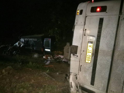 Un autocar care transporta pasageri la Zatoka s-a rasturnat chiar langa frontiera, dupa ce a intrat violent intr-un Peugeot. Trei persoane s-au stins pe loc, iar alte 12 au ajuns la spital in stare grava - GALERIE FOTO