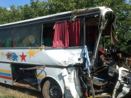 Imagini cutremuratoare. Tot ce a ramas din autocarul de pe ruta Chisinau-Zatoka, implicat in accidentul de la Stefan Voda, unde trei persoane au murit, iar 12 au ajuns in stare grava la spital - GALERIE FOTO