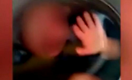 Un barbat a inchis un baietel de doi ani in masina de spalat. Incidentul a fost filmat si postat pe internet. Imagini care va pot afecta emotional - VIDEO