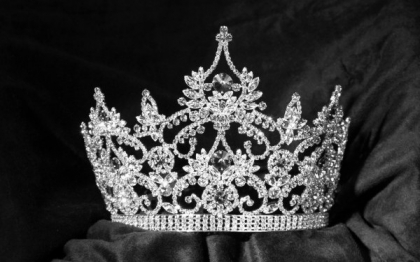 Aschia nu sare departe de trunchi. Tanara ce concureaza pentru titlul de Miss Anglia, la 30 de ani dupa mama sa Aschia nu sare departe de trunchi. Tanara ce concureaza pentru titlul de Miss Anglia, la 30 de ani dupa mama sa