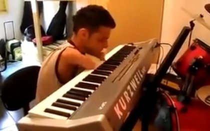 Dovada ca orice limita poate fi depasita. Un tanar fara maini canta impecabil la pian. VIDEO