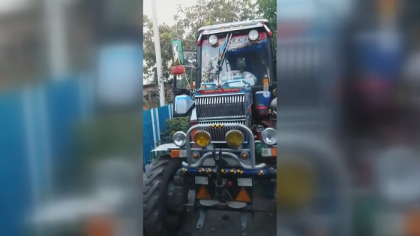 Decorat cu luminite si abtibilduri. Vezi cum arata tractorul unui moldovean. Si-a pus chiar si un covor pe jos, iar pentru ca nimeni sa nu-i fure "bolidul" tractoristul a conectat alarma auto - VIDEO