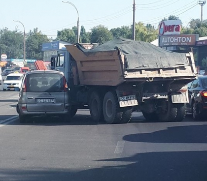 Un automobil a fost avariat, dupa ce s-a ciocnit cu un camion pe o strada din capitala - FOTO