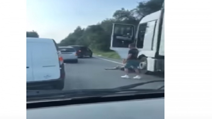 A sunat la 112 inainte sa moara pe o sosea din Romania. Ultimul gest al unui moldovean, sofer de TIR - VIDEO A sunat la 112 inainte sa moara pe o sosea din Romania. Ultimul gest al unui moldovean, sofer de TIR - VIDEO