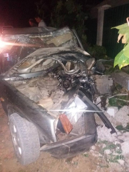 Un barbat de 37 de ani dintr-o localitate din Cahul, s-a stins dupa ce a intrat cu masina intr-un pilon - FOTO