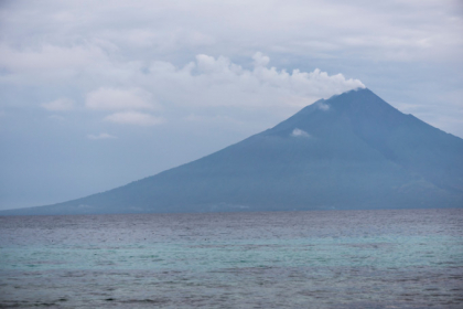 Insula evacuata dupa eruptia unui vulcan. Coloana de cenusa s-a inaltat 15 kilometri