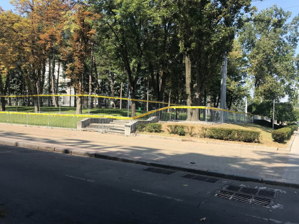 Un gard de metal a aparut peste noapte in jurul Guvernului - GALERIE FOTO