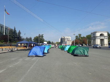 Pregatirile pentru protestul de astazi sunt in toi. Manifestantii instaleaza corturi si pregatesc mancare - GALERIE FOTO Pregatirile pentru protestul de astazi sunt in toi. Manifestantii instaleaza corturi si pregatesc mancare - GALERIE FOTO