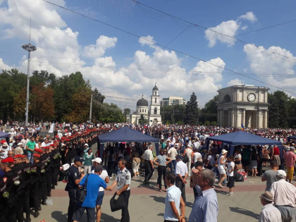 O imagine cat o suta de cuvinte. Carabinierii au format un scut uman intre cele doua baricade care s-au adunat in PMAN: simpatizantii Sor si simpatizantii PAS si DA - GALERIE FOTO O imagine cat o suta de cuvinte. Carabinierii au format un scut uman intre cele doua baricade care s-au adunat in PMAN: simpatizantii Sor si simpatizantii PAS si DA - GALERIE FOTO