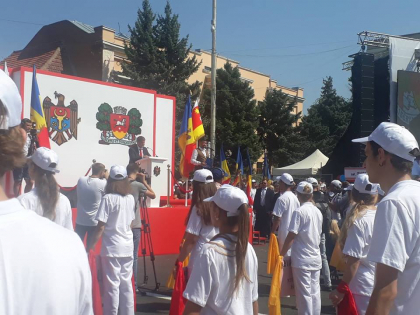 In timp ce Ziua Independentei, la Chisinau, a inceput cu altercatii, la Orhei - sarbatoarea e in toi. Cei prezenti la eveniment, in frunte cu Sor, au pornit in mars spre OrheiLand - GALERIE FOTO