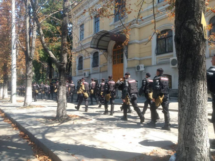 Ruslan Codreanu, despre dispozitia in baza careia sute de politisti au fost mobilizati sa curete zona de langa monumentul Stefan cel Mare pentru ca oficialii sa poata depune flori: "Contine exact acelasi text ca si in anii precedenti" Ruslan Codreanu, despre dispozitia in baza careia sute de politisti au fost mobilizati sa curete zona de langa monumentul Stefan cel Mare pentru ca oficialii sa poata depune flori: "Contine exact acelasi text ca si in anii precedenti"