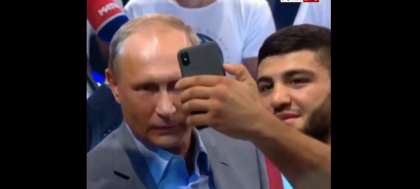 Reactia geaniala a lui Putin, cand un luptator de MMA vine sa isi faca un selfie cu el in ring - VIDEO Reactia geaniala a lui Putin, cand un luptator de MMA vine sa isi faca un selfie cu el in ring - VIDEO