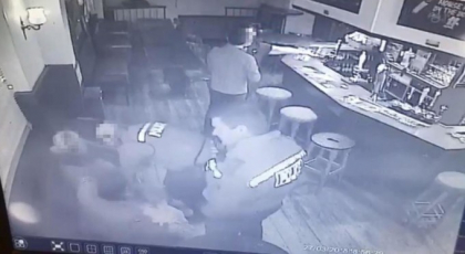 Momentul socant in care o femeie din orasul englezesc Norwich este batuta de un politist in timp ce isi tine copilul in brate - VIDEO