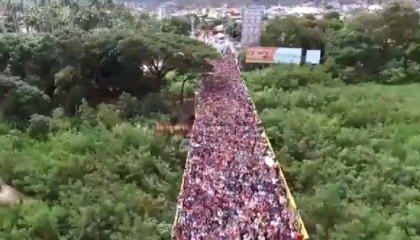 Imagini dramatice din Venezuela. Mii de oameni fug din tara, din cauza saraciei - VIDEO Imagini dramatice din Venezuela. Mii de oameni fug din tara, din cauza saraciei - VIDEO