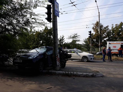 Cel putin trei automobile, implicate intr-un grav accident pe strada Petricani: unul dintre ele, facut zob dupa ce s-a izbit de un pilon. Unul dintre soferi, transportat de urgenta la spital - GALERIE FOTO Cel putin trei automobile, implicate intr-un grav accident pe strada Petricani: unul dintre ele, facut zob dupa ce s-a izbit de un pilon. Unul dintre soferi, transportat de urgenta la spital - GALERIE FOTO