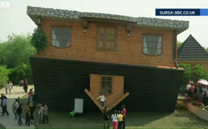Cum arata casa ce este construita cu susul in jos. Turistii care intra in ea spun ca au ameteli