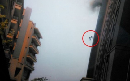 Momentul tragic in care 2 pompieri sunt aruncati spre moarte de o explozie, de la etajul 13. VIDEO Momentul tragic in care 2 pompieri sunt aruncati spre moarte de o explozie, de la etajul 13. VIDEO