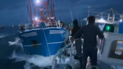 Vase de pescuit franceze si britanice s-au razboit pe Canalul Manecii. De la ce a pornit disputa Vase de pescuit franceze si britanice s-au razboit pe Canalul Manecii. De la ce a pornit disputa