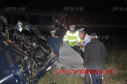 Un microbuz in care se aflau opt moldoveni, lovit de tren in Vaslui: "Am auzit ambulante si pompierii. Cand am iesit am vazut o multime de oameni". Greseala facuta de sofer - VIDEO