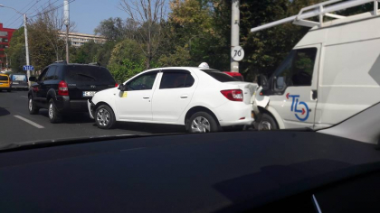 Accdent in lant, cu cel putin trei vehicule avariate, pe strada Alecu Russo - FOTO