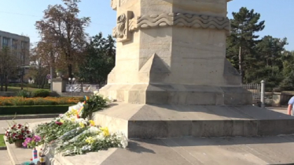 Ziua Limbii Romane. Oficialii depun flori la monumentul Stefan cel Mare