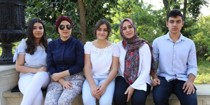 O familie din Irak, refugiata in Moldova: " Cunoscand limba romana, arat respectul fata de tara in care locuiesc". Cum canta imnul Republicii Moldova \\ ZdG - VIDEO