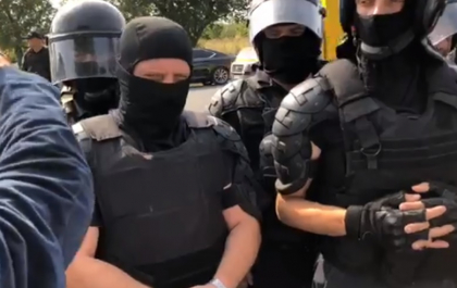 Participantii de la Marsul Centenar, care au mers din PMAN pana la iesirea din Chisinau, acolo unde trei autobuze ale unionistilor stau blocate, luati pe sus de catre mascati: "Nu dati in noi. Ne arunca pe jos. Doamne fereste". Ce spune politia - VIDEO Participantii de la Marsul Centenar, care au mers din PMAN pana la iesirea din Chisinau, acolo unde trei autobuze ale unionistilor stau blocate, luati pe sus de catre mascati: "Nu dati in noi. Ne arunca pe jos. Doamne fereste". Ce spune politia - VIDEO